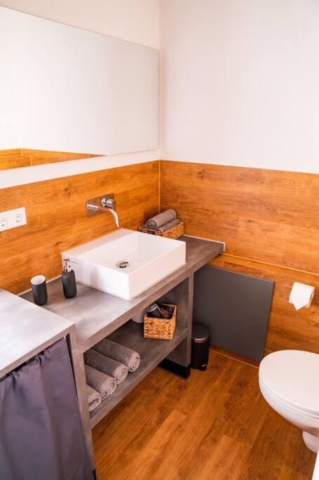 Neu Renoviertes Ferienhaus/Wohnunng Kleine Auszeit Sonnenbühl Esterno foto
